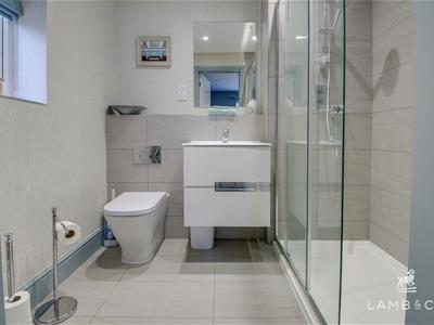 EN SUITE